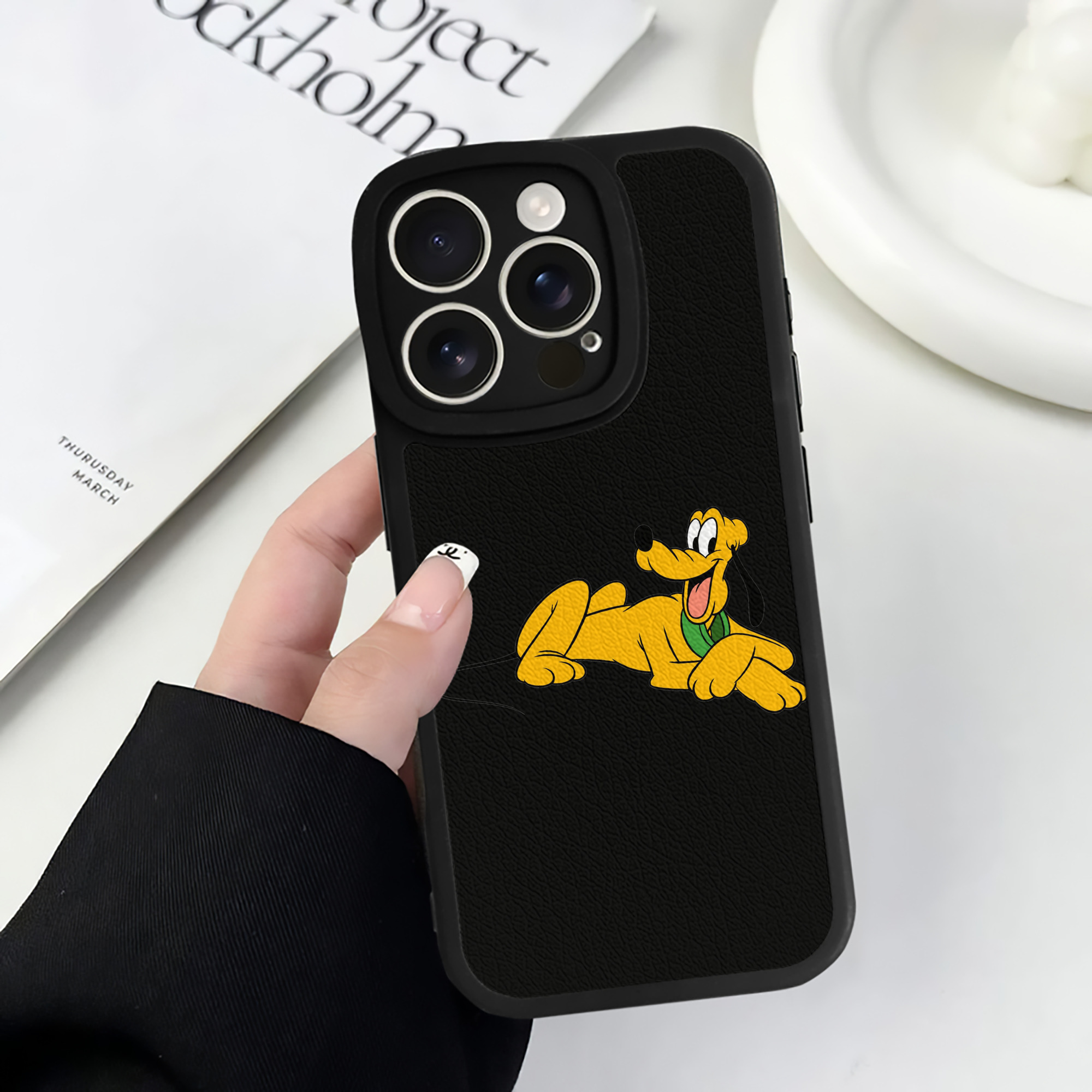 （画像用） ミッキーマウス Mickey Mouse 【iPhone 16シリーズ対応】シリコンスマホケース（レザー調） 材質：シリコン